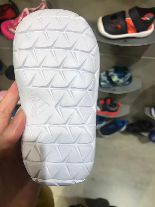 儿童凉鞋怎么选择比较好，儿童凉鞋到底要怎么选