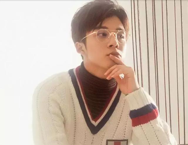 ckj眼镜架属于什么档次，ckj眼镜是什么价位（肖战在眼睛上动了什么手脚）