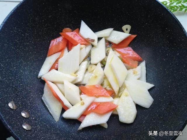 羊肉配什么菜好吃，这个季节吃羊肉配什么菜好吃（羊肉片别总是涮着吃）
