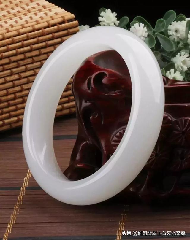 钠长石玉还叫什么玉，钠长石玉是翡翠吗（1000元以内4种最值得入手的高性价比美玉）