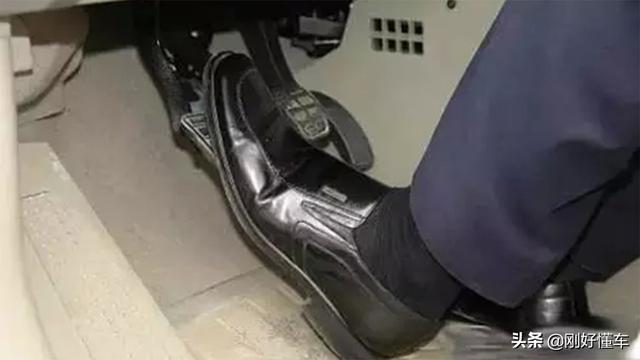 手动挡如何起步，手动挡起步步骤图解（老司机教你手动挡在半坡上怎样正确起步）