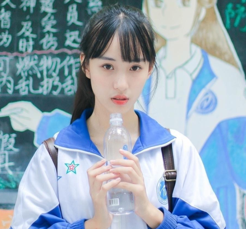 青葱岁月的学校生活,初中到大的校花,哪个惊艳了时光