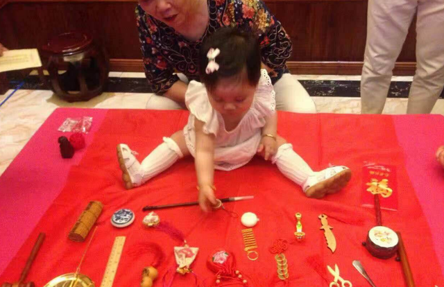 抓周最佳时间几点开始，抓周一般是什么时候抓（爸爸让儿子“抓周”看运势）