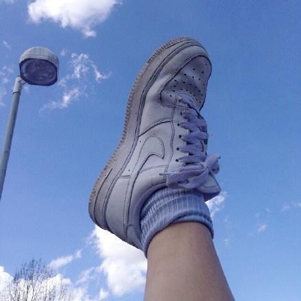 一个被爱情伤过的男人句子，被感情伤得很深的男人的句子（一个人被爱情伤透了的说说）