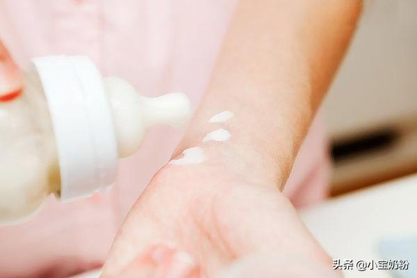 新生儿如何冲泡奶粉，新生儿冲泡奶粉多少度合适（如何正确的给宝宝冲泡奶粉）