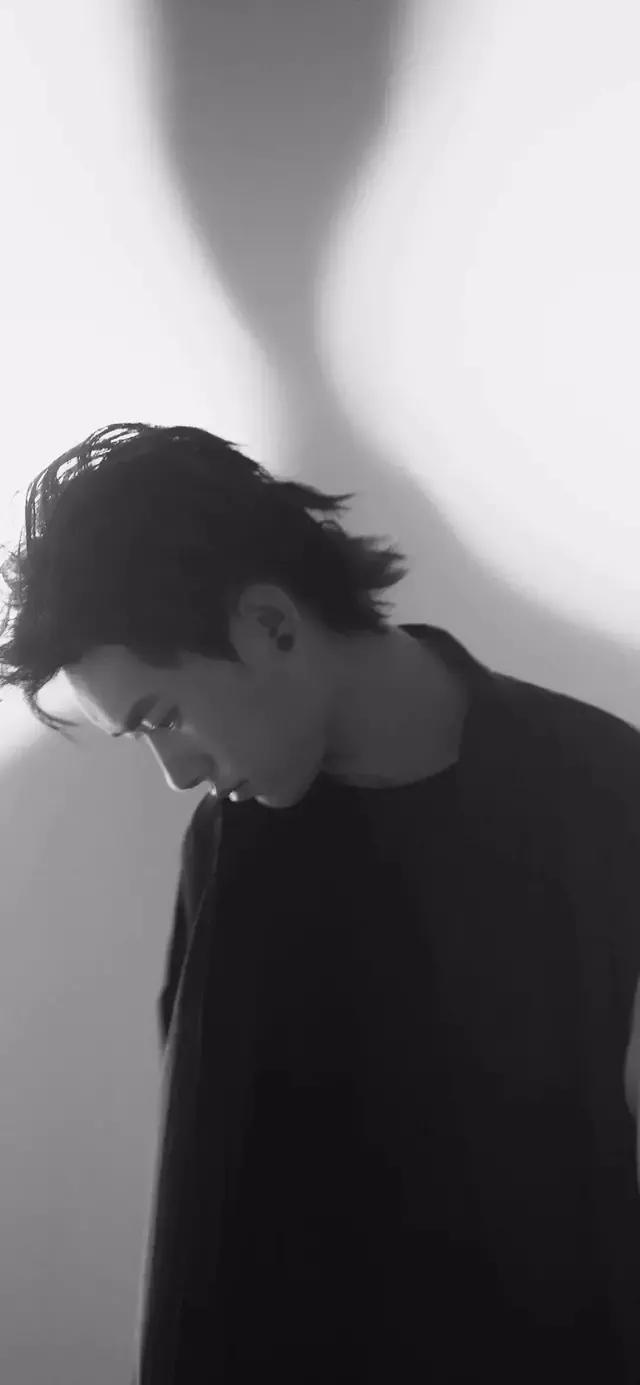 易烊千玺的图片，易烊千玺头像微信（喜欢这个词太肤浅我对你的感觉不止如此）