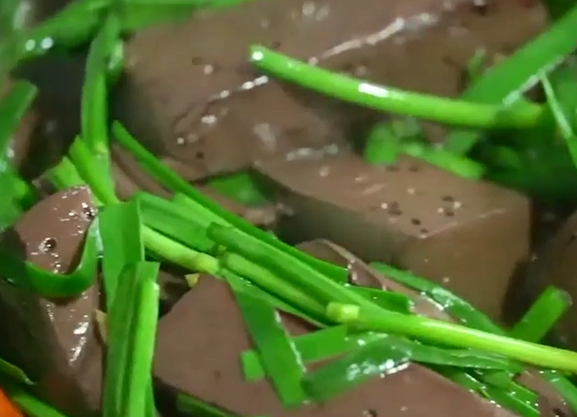 猪血的做法步骤，猪血的各种做法（真的太好吃了）