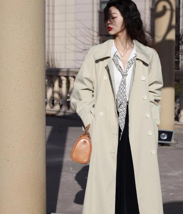 法式衬衫怎么搭配，法式衬衫怎么搭配衣服（你要有一件“法式衬衫”）