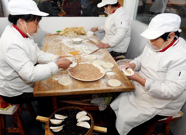 手工饺子皮的做法，如何手工制作饺子皮（水饺皮和蒸饺皮做法）