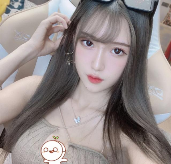 女生露肩腐女头像微信，女生露肩腐女头像（穿露肩白衫像裹着窗帘）