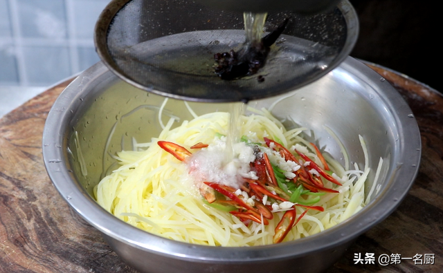 土豆丝的做法，大厨分享小技巧（土豆丝的做法醋溜土豆丝）