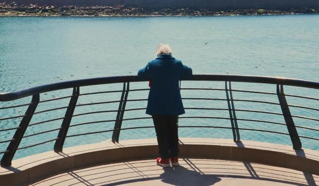 老人与海的感悟和启示，老人与海的感悟和启示100字（《老人与海》：一生最该看透的）