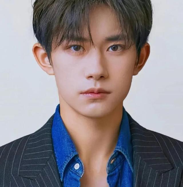 易烊千玺的星座，易烊千玺星座头像微信（收集近期绝绝子的易烊千玺头像）