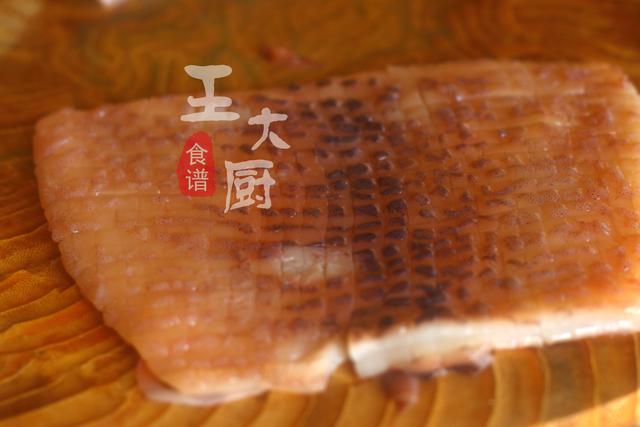 炒鱿鱼片鱼片的家常做法，爆炒鱿鱼片怎么做（洋葱爆炒鱿鱼的正确做法）