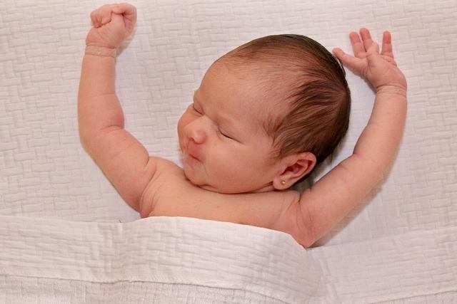 新生儿的睡姿，新生儿的睡姿势是什么样的（为什么新生儿宝宝喜欢“举手”睡姿）