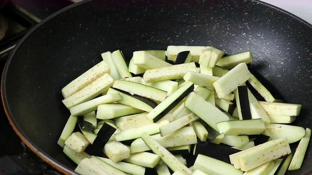 茄子怎么炒好吃，炒茄子怎么做好吃简单做法（茄子鲜香下饭不油腻）