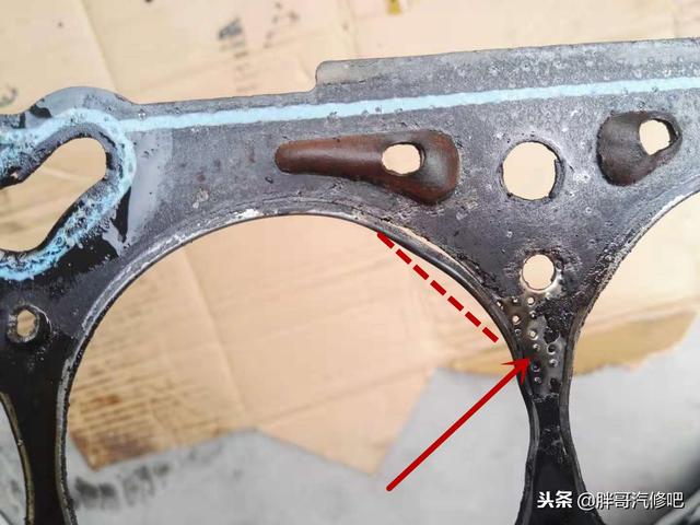 冲缸垫的表现是什么，冲缸垫是什么原因引起的（缸压不足、油水混合、冒白烟）