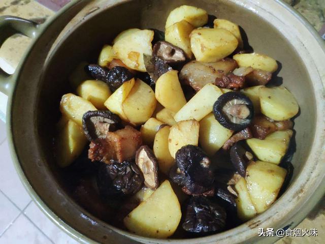 土豆焖猪肉的家常做法，土豆焖肉的家常做法