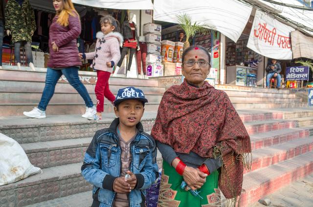 尼泊尔在哪里，尼泊尔是哪个国家首都（12岁男孩摆地摊挣生活费）