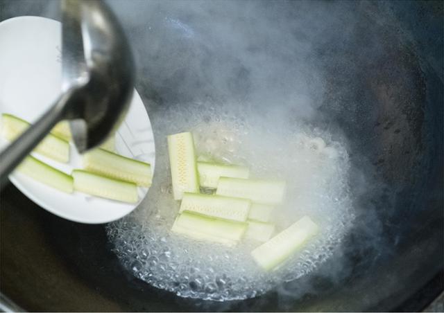 怎样腌制嫩牛肉片，腌制牛肉怎么做才鲜嫩（大厨一招就把牛肉变得又嫩又滑）