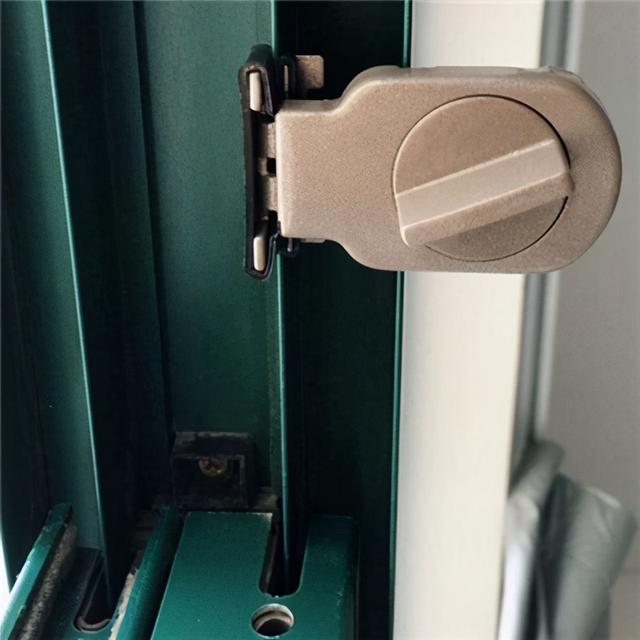 窗户锁扣种类，窗户锁扣有哪几种（窗户锁扣坏了怎么修）