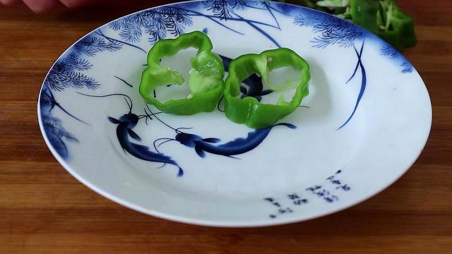 辣椒鸡蛋饼的做法，鸡蛋葱油饼制作方法（辣椒这样做实在太好吃了）