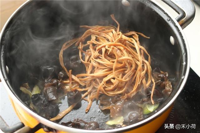 黄花菜汤的做法大全，黄花菜汤的做法大全视频（食材家家常备）
