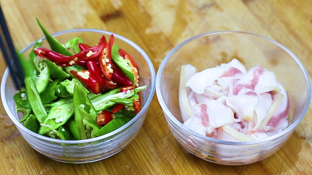 炒扁豆的家常做法，家常版扁豆炒肉的做法（为啥饭店的炒扁豆那么好吃）