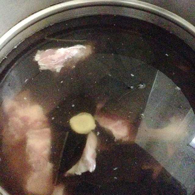 悲伤玉米排骨汤，悲伤的玉米排骨汤（简简单单做一顿排骨汤吧网名）