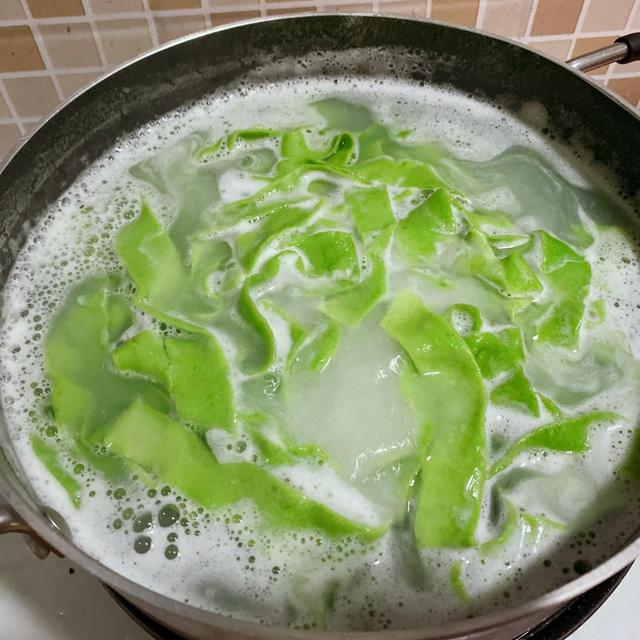 菠菜汁面家常做法，菠菜汁和面怎样做（做法简单易上手）
