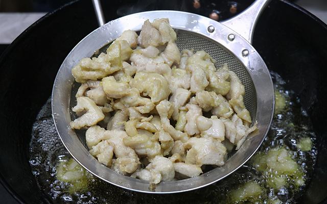 宫爆鸡丁的正宗做法，鲁菜宫保鸡丁最正宗的做法（大厨教你宫保鸡丁的正宗做法）