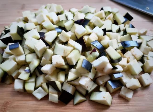 茄子怎么保存时间长还新鲜，黄瓜怎么保存时间长新鲜（腌茄子别直接腌）