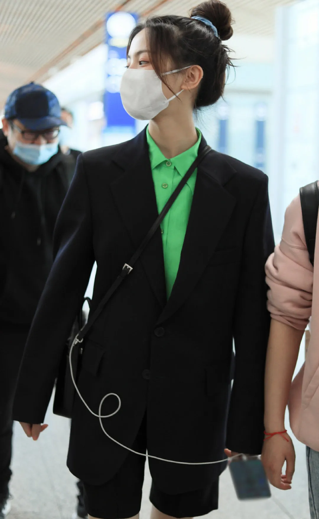 腿粗穿什么短裤，腿粗应该穿什么样的短裤（显瘦竟靠一条“大短裤”）