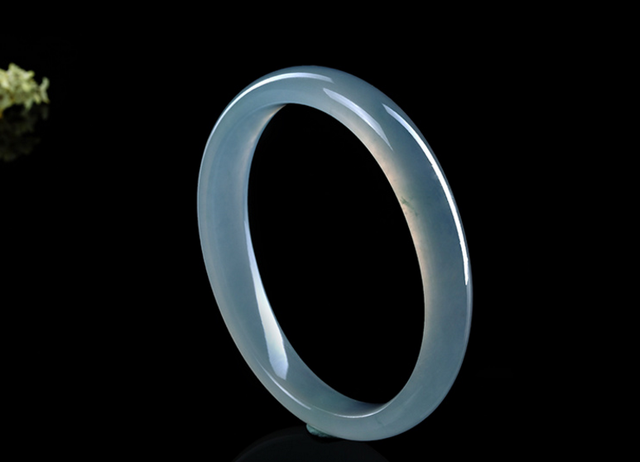 玉会越戴越透吗，为什么玉会越带越透（翡翠会越戴越透，这是错觉吗）