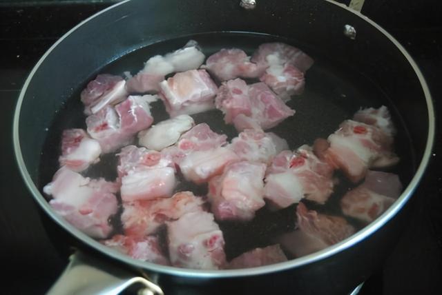 排骨焯水几分钟，怎样给排骨焯水（看大厨操作后才发现）