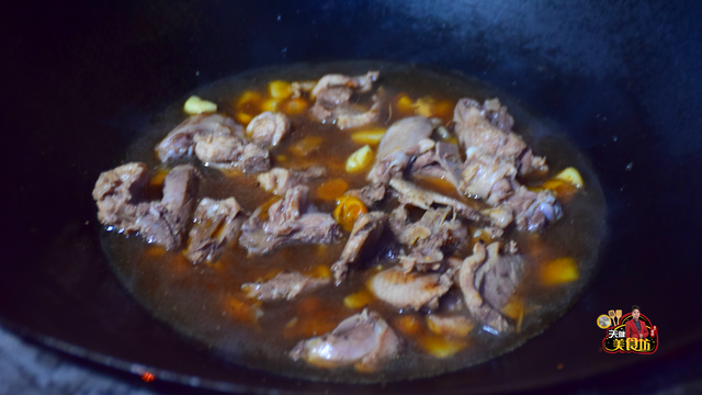 黄皮叶焖鸭的做法，黄皮叶焖鸭的做法视频（教你做客家美食黄皮焖鸭）