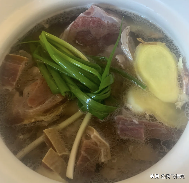 滋补老鸭汤，老鸭汤怎么炖（喝上一碗神清气爽）