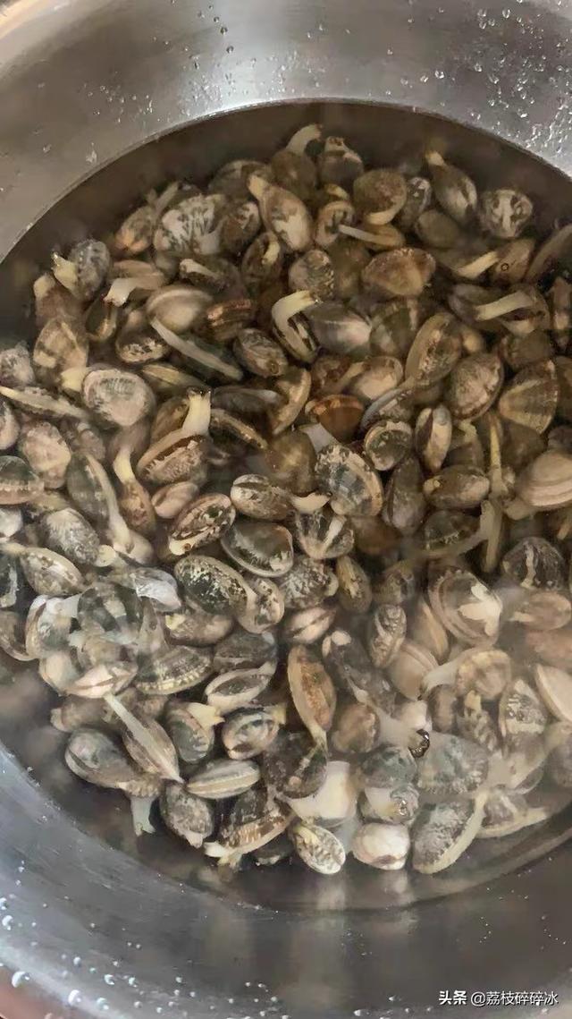 花甲怎么洗，花甲怎么洗的干净（老渔民：盐水中加点这个）