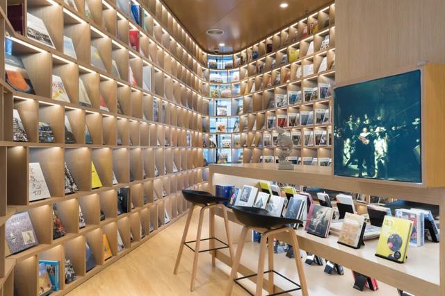 附近书店在哪个位置离我最近，离这里最近的文具店（厦门这些“有颜有料”的书店）