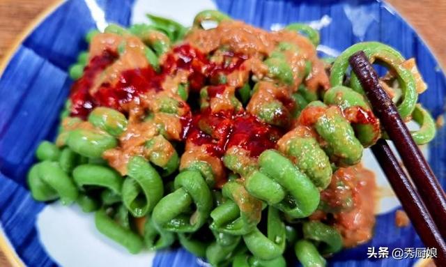 番茄炒松花蛋如何做，松花蛋蒜泥茄子的家常做法（应季而食平安度夏）