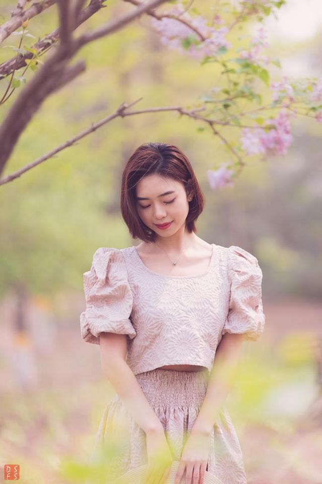 记住12个拍照姿势动作，拍照动作叫什么POS（经典好看的8个拍照姿势）