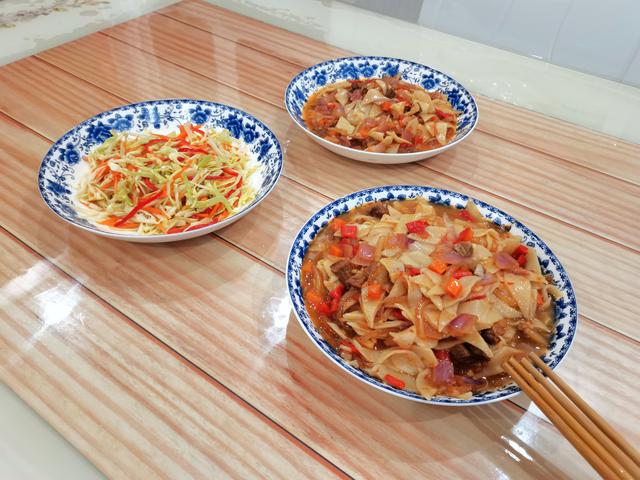 牛肉炒面的做法，牛肉炒面的家常做法（家人都爱吃的牛肉炒面）