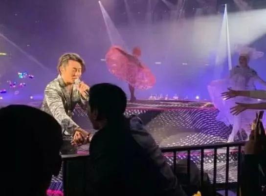 张耀扬老婆是谁，雷宇扬老婆（“乌鸦”张耀扬带小20岁女友看郑伊健个唱）