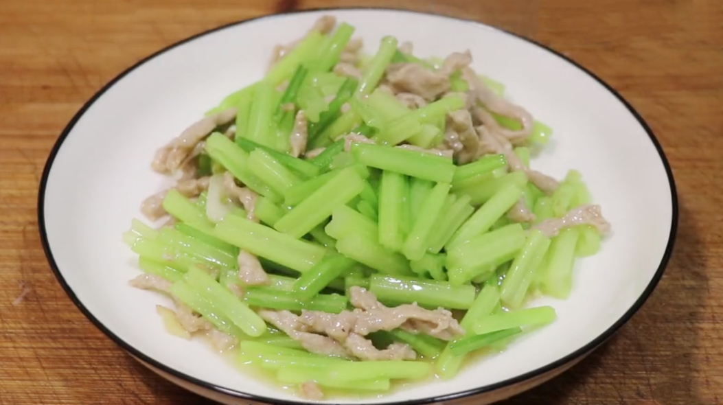 【芹菜炒肉丝】做法步骤图 教你这样做 肉嫩滑不柴也不腥-起舞食谱网