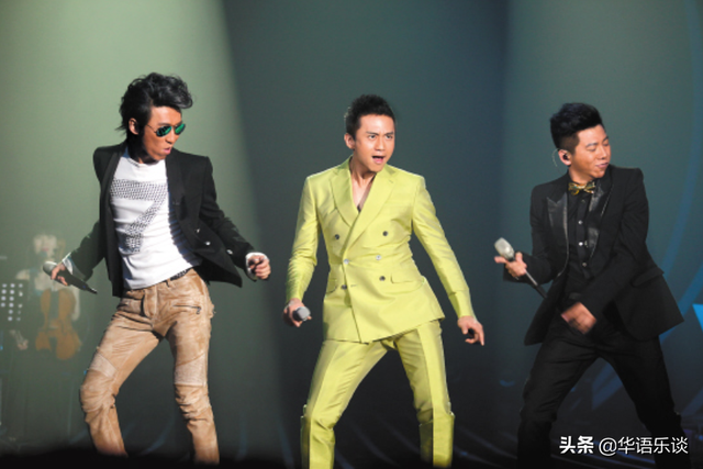 羽泉奔跑完整歌词，歌曲羽泉的奔跑（黄征与羽泉十年后同台）