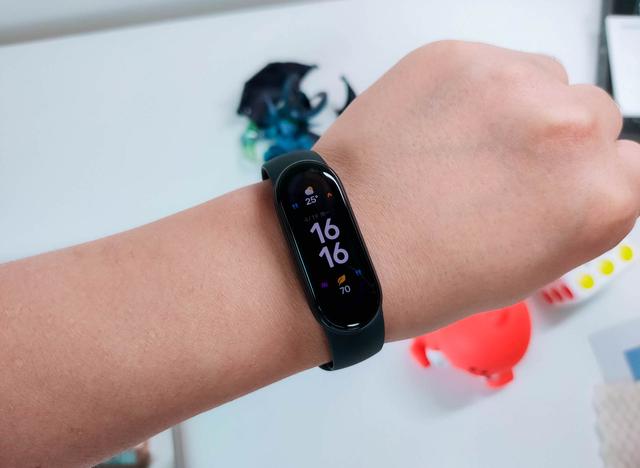 小米手环充电需要大力扣吗，小米手环使用前要不要充满电（干掉按键+血氧检测+心率监测）