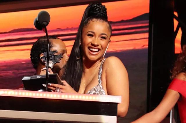 贫民窟女孩爆梗，贫民窟女生（贫民窟女孩一夜爆红）