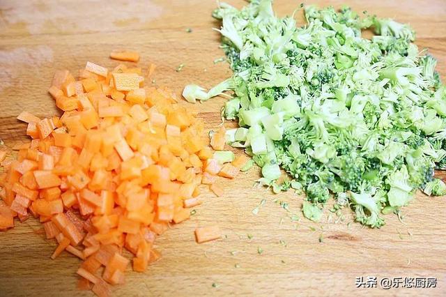 鸡肉饼的做法，汉堡鸡肉饼的做法（减肥也不用吃的太素）