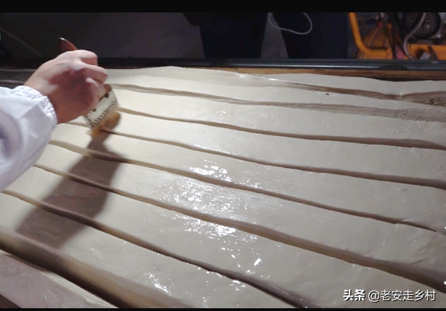 如何制作纯手工挂面，怎样制作手工挂面（实拍三阳手工挂面的制作过程）