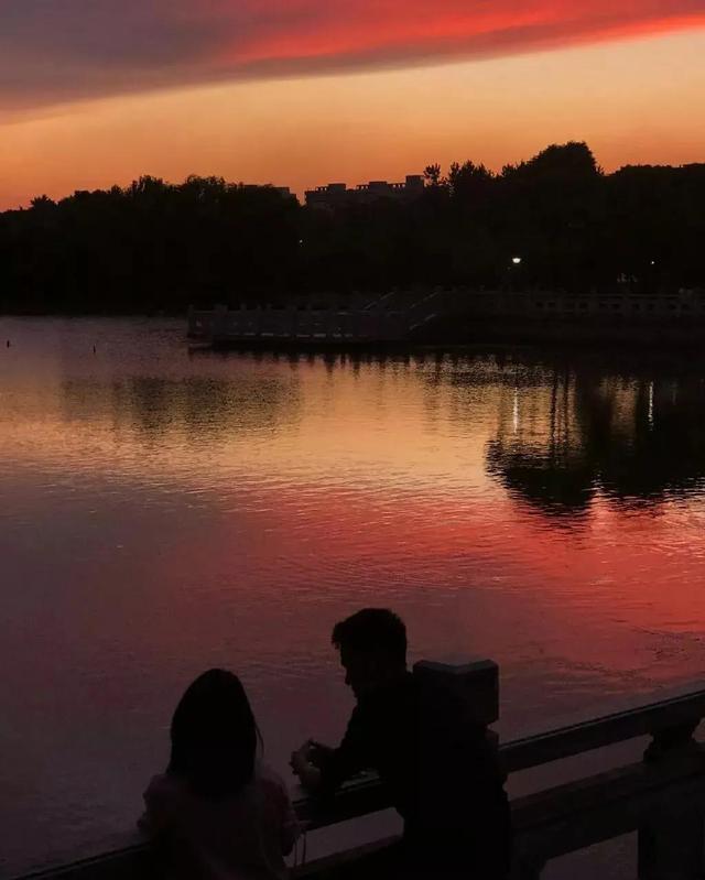 落日晚霞朋友圈背景，落日晚霞朋友圈背景图（朋友圈背景图）